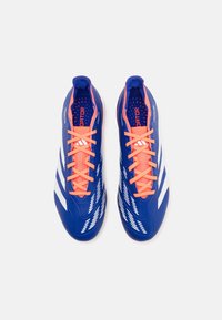Modré fotbalové kopačky s bílými pruhy a jasně oranžovými tkaničkami. Mají hladký, texturovaný svršek a tvarovanou konstrukci pro maximální výkon.