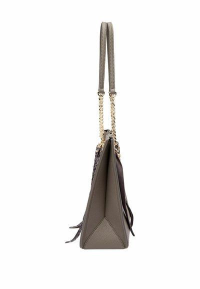 Borsa a tracolla in pelle grigia con trama, dotata di due manici piatti e un dettaglio in catena dorata. Presenta una base triangolare e un pannello laterale decorativo.