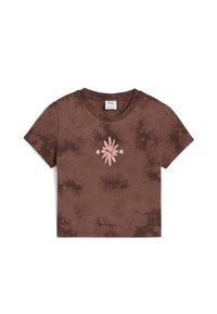 Brązowa koszulka z krótkim rękawem w tie-dye, z różowym haftowanym wzorem na środku, wykonana z bawełny. Okrągły dekolt.