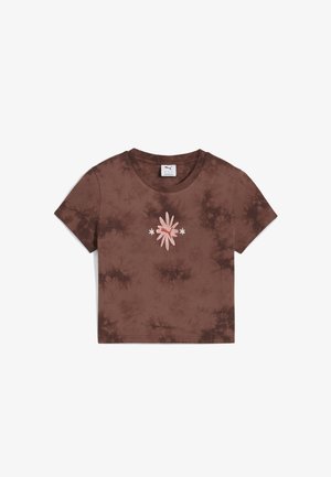 Brun tie-dye t-shirt med korte ærmer, med et pink broderet design i midten og fremstillet af bomuldsstof. Rund halsudskæring.