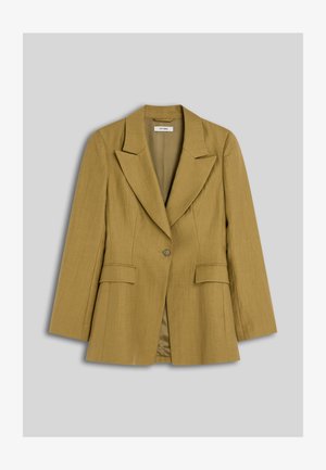 Blazer jaune moutarde à un bouton avec des revers crantés, des manches longues et des poches à rabat, présenté à plat sur un fond gris.