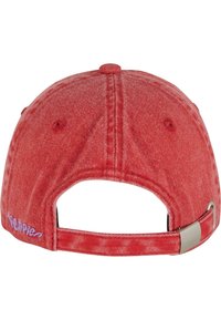Rdeča bombažna kapa za bejzbol z obrabljenim teksturo, nastavljivim trakom in vezenim logotipom na zgornji levi strani. Okrogla vrhnja stran in ukrivljen rob.