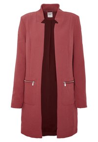 Dlouhá, otevřená bunda v barvě jemné růže, vyrobená z texturované látky. Obsahuje dvě kapsy na zip a stojatý límec.