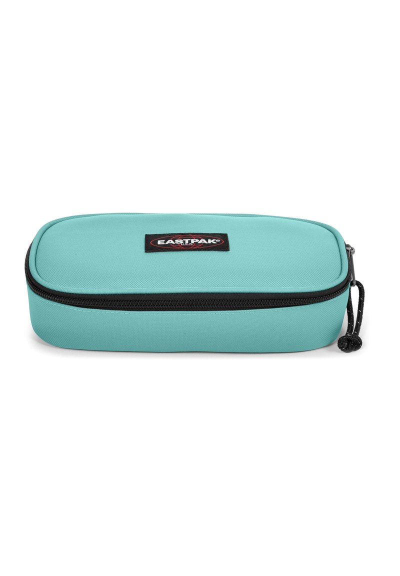 Estuche de lápices con cremallera de color turquesa, de forma rectangular, fabricado en tela duradera, con una cremallera negra de contraste y etiqueta de marca.