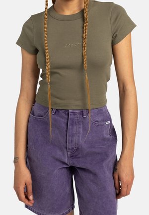 Oliwkowo zielony krótki prążkowany t-shirt z krótkimi rękawami, z subtelnym haftem. W zestawieniu z wysokim stanem, fioletowymi szortami dżinsowymi.