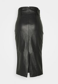 Czarna skórzana spódnica ołówkowa z wysokim stanem, zamkiem błyskawicznym oraz centralnym rozcięciem z tyłu. Gładka faktura z widocznymi detalami przeszycia.