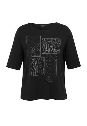 Zwarte T-shirt met korte mouwen en een ronde halslijn, versierd met tekstpatronen omlijnd met strasssteentjes aan de voorkant in verschillende lettertypen.
