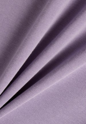 Nahaufnahme eines weichen, gefalteten Lavendelfabrikats mit feiner Strickstruktur und sanften Falten.