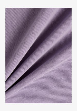 Primo piano di un tessuto lavanda morbido e piegato che mostra una fine trama a maglia e lievi pieghe.