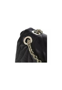 Sac à main en cuir noir matelassé avec ferrures argentées, doté d'une bandoulière chaîne et d'accents œillets. Surface texturée avec une finition lisse.