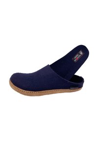 Granatowe filcowe klapki slip-on z brązową podeszwą, z widoczną wyjmowaną wkładką oznaczoną "Haflinger."