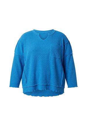 Niebieski sweter dziany z prążkowanym wzorem, z długim rękawem, kieszonką na lewej piersi i delikatnym wycięciem przy okrągłym dekolcie, przedstawiony na białym tle.