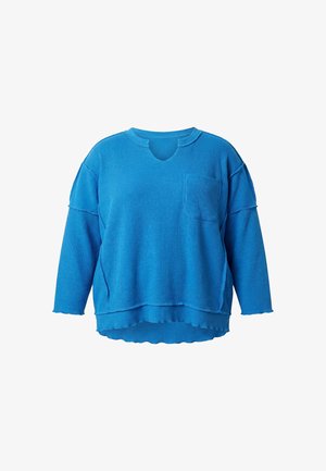 Niebieski sweter dziany z prążkowanym wzorem, z długim rękawem, kieszonką na lewej piersi i delikatnym wycięciem przy okrągłym dekolcie, przedstawiony na białym tle.