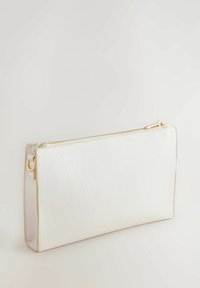 Valge sünteetilisest materjalist clutch-kott, millel on tekstuuriga pind, kuldse tooniga lukku ja aktsentdetailid. Kott on ristküliku kujuline ja tal on lame põhi.