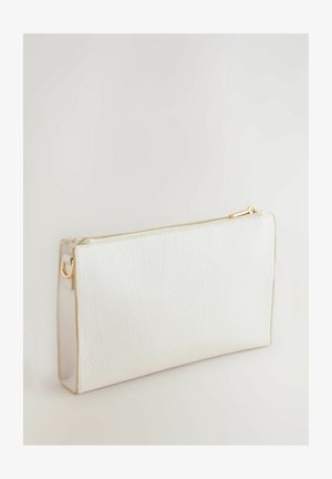 Vitt syntetiskt kuvertväska med en texturerad yta, detaljer i guldfärg, en rektangulär form och platt botten.