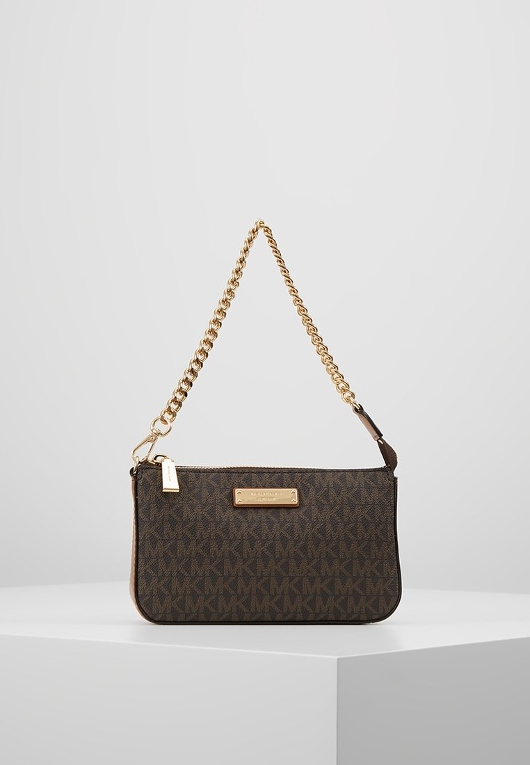 Bruine handtas met logo-patroon, goudkleurige schouderriem, ritssluiting en een gouden metalen merklabel aan de voorkant. Gladde textuur.