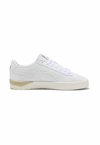 Sneaker bianchi con tomaia in pelle liscia, punta rotonda, linguetta in rete, lacci bianchi e un accento beige a contrasto sulla suola.