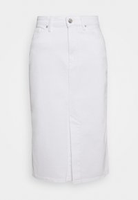 Falda de mezclilla blanca con una abertura frontal, estilo de cinco bolsillos, pasadores para cinturón y un botón plateado redondo en la cintura. Textura suave.