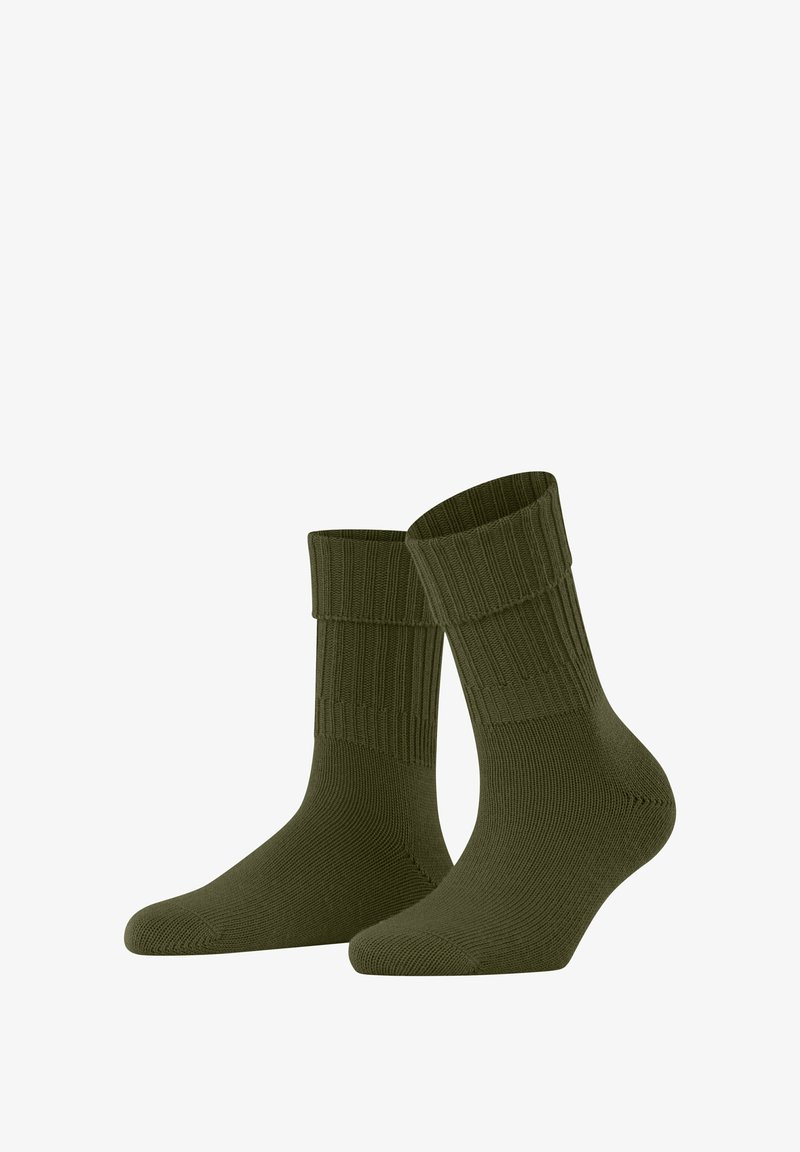 Dwie oliwkowozielone skarpetki prążkowane, jedna lekko pod kątem, ukazujące mankiet i gładką teksturę, wyeksponowane na jednolitym białym tle.