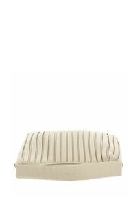 Sac plissé beige en cuir souple, présentant une forme rectangulaire, une texture lisse et un logo à la base. Fermeture zippée en haut.