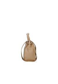 Borsa a mano in pelle beige con una morbida texture, forma affusolata, tracolla regolabile e chiusura superiore annodata. Design minimalista senza hardware visibile.