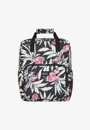 Mochila con estampado floral sobre un fondo oscuro, que presenta flores rosas y verdes, asas dobles en la parte superior y un bolsillo frontal con cremalleras.