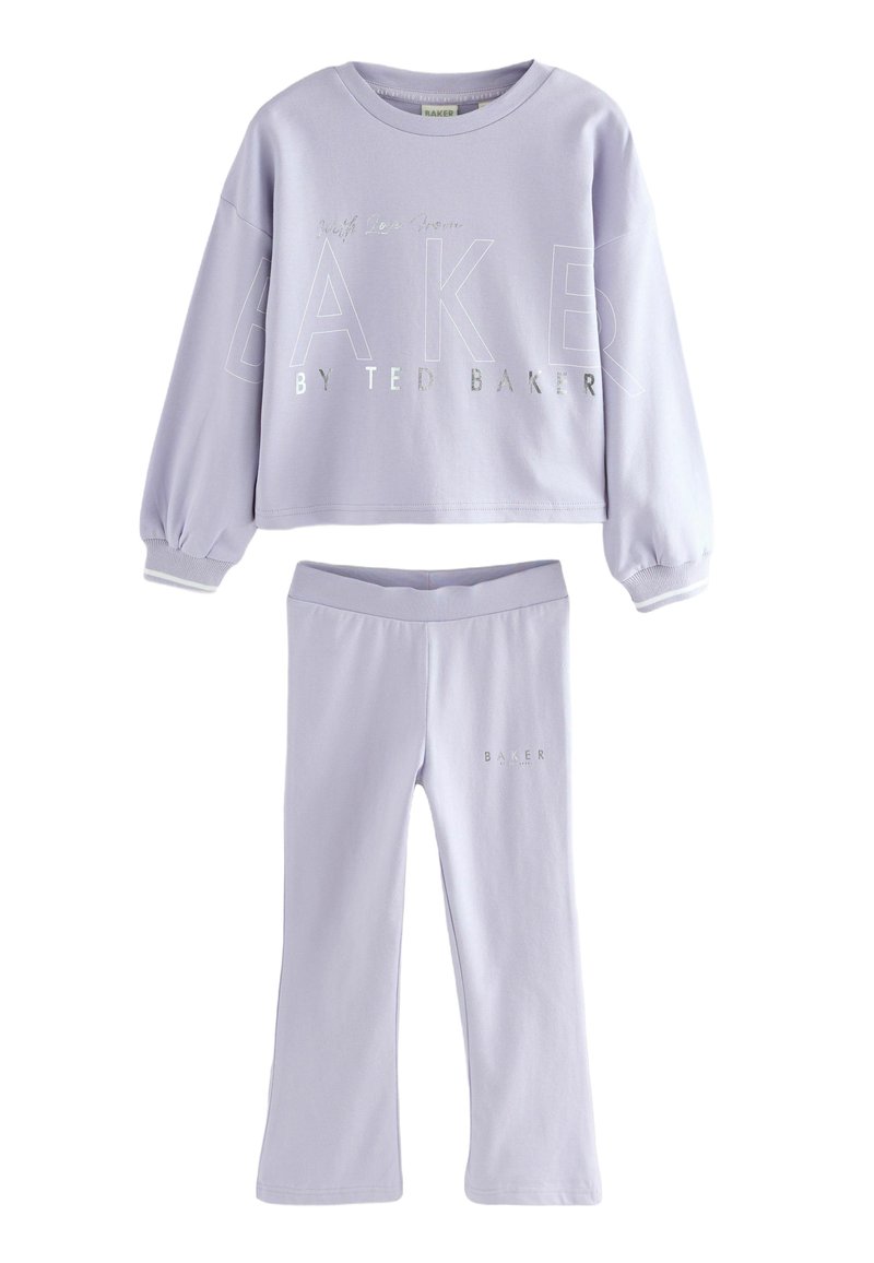 Lila tvådelad uppsättning med en kortärmad topp i cropped-stil med silvertext och matchande byxor med en figursydd design och logodetaljer.