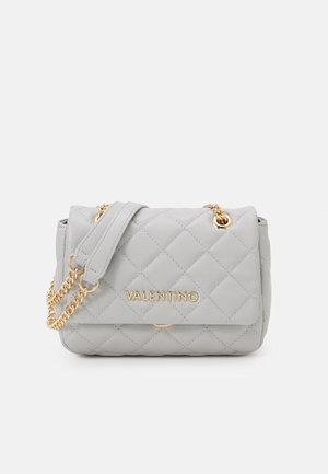 Sac à main matelassé gris clair Valentino avec bandoulière chaîne dorée et inscription dorée du logo sur le rabat avant.