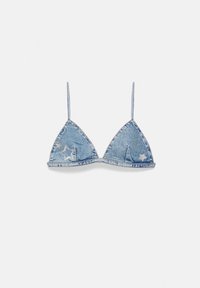 Soutien-gorge triangle en denim bleu avec fines bretelles, décoré de clous étoiles argentés et de strass sur un fond uni.