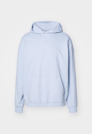 Gaiši zilais kapuces džemperis, izgatavots no maiga materiāla, ar plašu kapuci, priekšējo kabatu un smalku logo izšuvumu uz krūtīm. Brīvi pieguļošs stils.