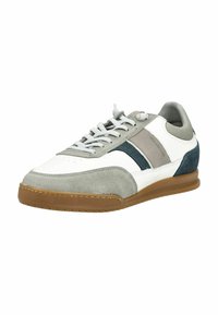 Sneaker da uomo basse in grigio, bianco, blu navy e tan, con chiusura con lacci e suola in gomma testurizzata, nome del marchio "Bullboxer" visibile sul lato.