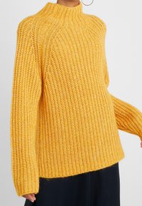 BOSS Stickad tröja - yellow