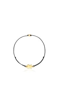 Pulsera de charms de oro con un cordón ajustable negro. El charm presenta una forma abstracta, complementada por dos acentos dorados en el cordón.