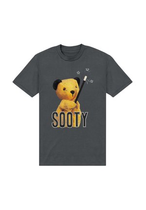 Kulsorte T-shirt med en gul hånddukke med sorte ører, der holder en tryllestav, med ordet "SOOTY" i fede, hvide bogstaver nedenfor.
