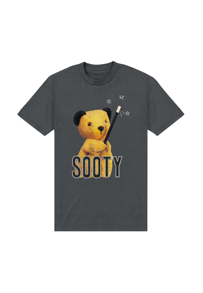 Tyrkysově šedé tričko s žlutou loutkou s černýma ušima, která drží kouzelnou hůlku, s nápisem "SOOTY" tučně napsaným bílými písmeny pod ní.