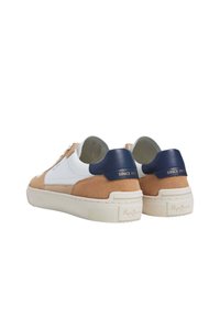 Adidași albi și bej cu un superior din suede, accent pe călcâi în nuanță de bleumarin cu text auriu și o talpă groasă din cauciuc. Design minimalist cu culori contrastante.