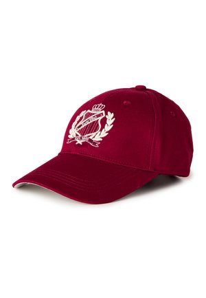 Gorra de béisbol rojo oscuro con escudo blanco bordado que presenta una corona, una corona de laurel y el texto "Sport Club" y "EST. 1965."