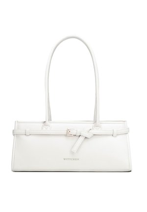 Obdélníková bílá kožená kabelka s dlouhými držadly, ozdobným pásem se zlatou přezkou a nenápadným logem značky na přední straně.