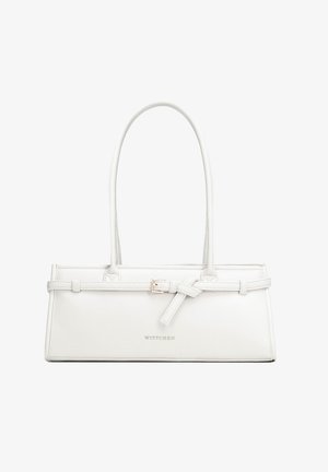 Obdélníková bílá kožená kabelka s dlouhými držadly, ozdobným pásem se zlatou přezkou a nenápadným logem značky na přední straně.