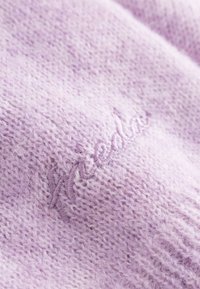 Lavendel gebreide stof met een zachte, textuurrijke oppervlakte; heeft subtiele borduursels in een bijpassende kleur.