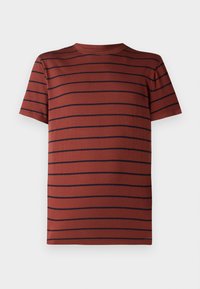 Korte mouwen T-shirt in roestkleur met marineblauwe horizontale strepen. Ronde halsontwerp, gemaakt van ademend materiaal met een zachte textuur.