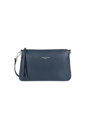 Clutch in pelle blu navy con finitura testurizzata, dettaglio del logo dorato sulla parte anteriore e tracolla removibile. Presenta una chiusura con zip e un design minimalista.