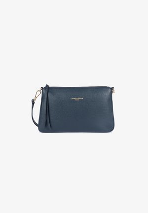 Clutch in pelle blu navy con finitura testurizzata, dettaglio del logo dorato sulla parte anteriore e tracolla removibile. Presenta una chiusura con zip e un design minimalista.