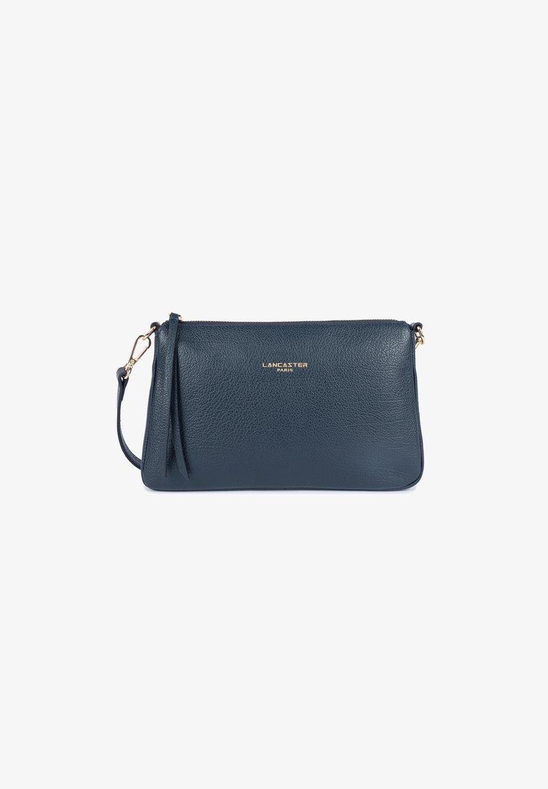 Clutch in pelle blu navy con finitura testurizzata, dettaglio del logo dorato sulla parte anteriore e tracolla removibile. Presenta una chiusura con zip e un design minimalista.