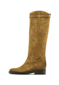 Botte en daim marron jusqu'au genou avec un léger talon, bout arrondi et une sangle décorative avec une quincaillerie dorée en haut. Texture lisse sur toute la surface.