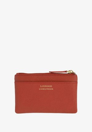 Portefeuille en cuir rouge avec une surface texturée, lettrage doré de la marque et fermeture éclair. Conception compacte adaptée aux cartes et petits objets.