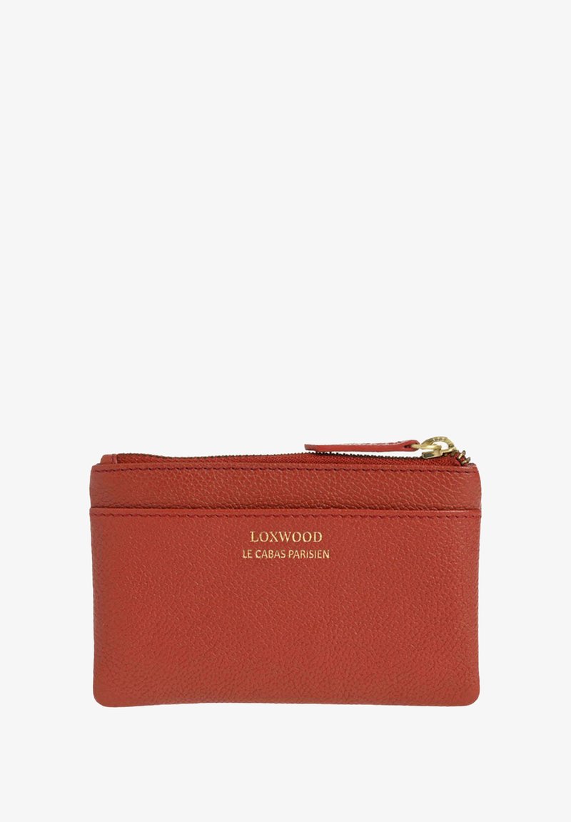 Portefeuille en cuir rouge avec une surface texturée, lettrage doré de la marque et fermeture éclair. Conception compacte adaptée aux cartes et petits objets.