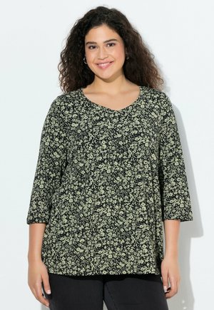 Zwarte top met bloemenprint en ¾ mouwen, met een V-hals en een losse pasvorm. De stof heeft een zachte textuur met een lichtgroen bloemenmotief.