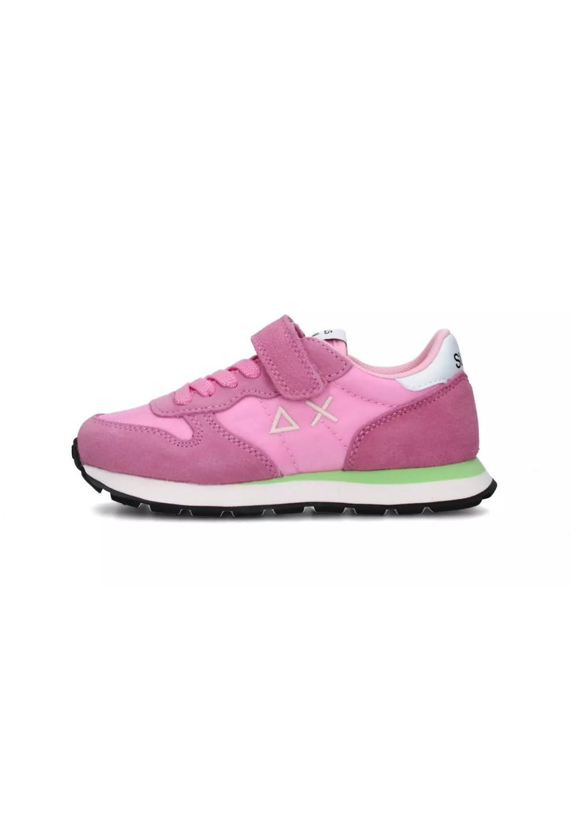 Scarpa da ginnastica rosa con materiali in suede e sintetici, chiusura con lacci e velcro, e un accento verde sulla suola. Dettaglio di superficie texturizzata.
