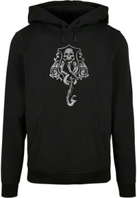 Svart hettegenser med et sølvfarget grafikk av et hodeskalle med ornamentale detaljer og et blekksprutdesign, inkludert intrikate mønstre og teksturer.